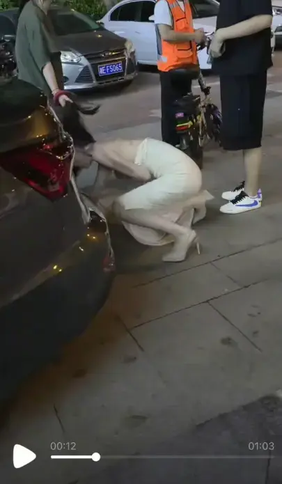 《白裙女子被抓头发跳河》抓小三引发冲突-湘E白裙女被扯发坠河全程还原-看完全程心惊肉跳《白裙女子被抓头发跳河》高清视频