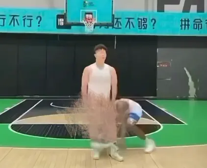 《牛教练的裤子》1080P高清画质播放-黑哥不讲武德偷袭扯裤子名场面-牛教练的裤子无广告免费观看全集