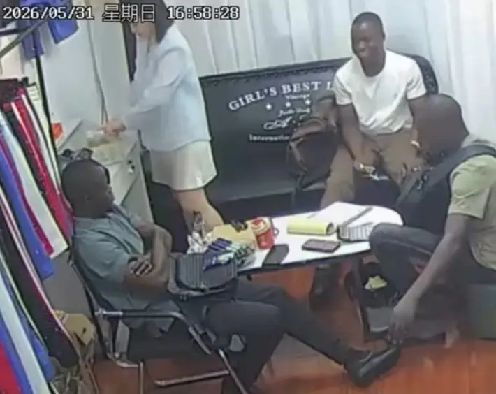 美女老板娘一人单挑三个黑人-八分钟无删减高清资源-服装店监控录像在线观看